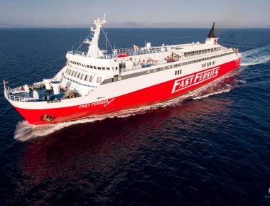Δείτε πως ο καπετάνιος του «Fast Ferries Andros» δίνει «μάχη» να δέσει το πλοίο στο λιμάνι της Ραφήνας (βίντεο)